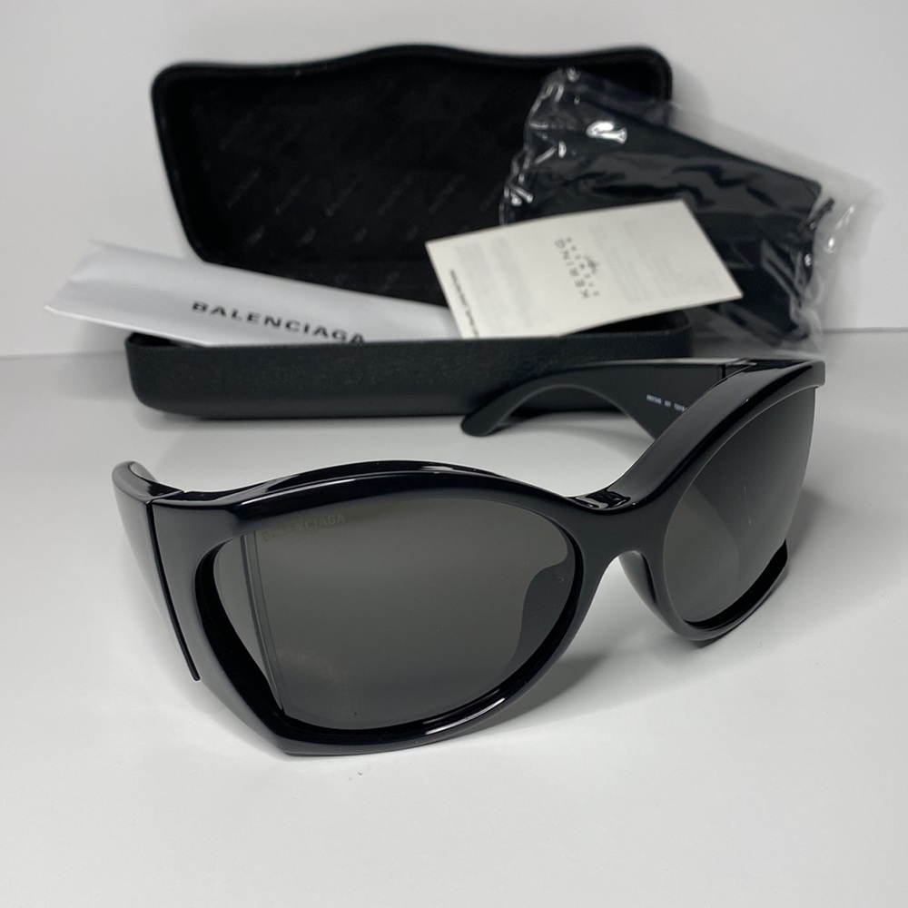 This butterfly Balenciaga sunglass BB0154s black frame with grey lenses. - Picture 7 of 14